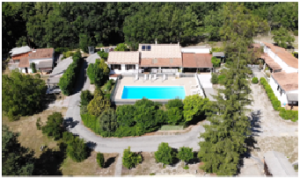 Piscine, gites et maison du propriétaire